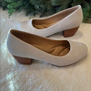 Comfortiva pumps.